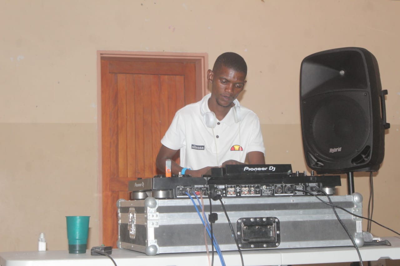 RJ Small performing live on Pioneer DJ equipment